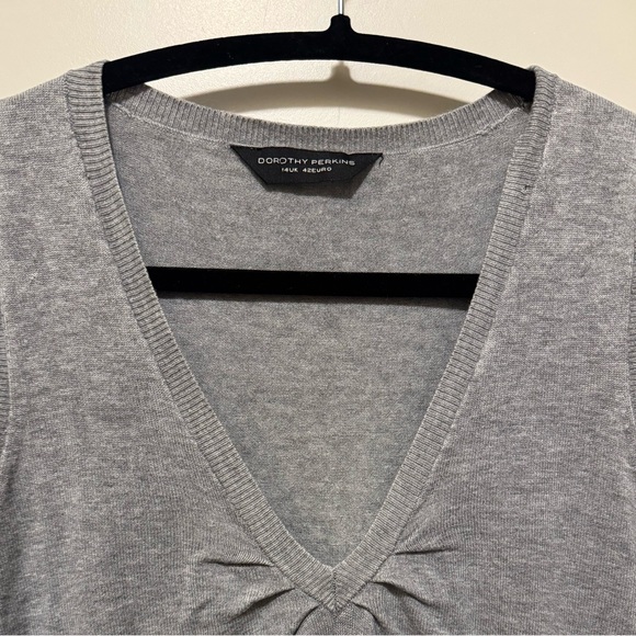 DOROTHY PERKINS V Neck Pleated Knit Vest Size 10 🩶 - Picture 2 of 4